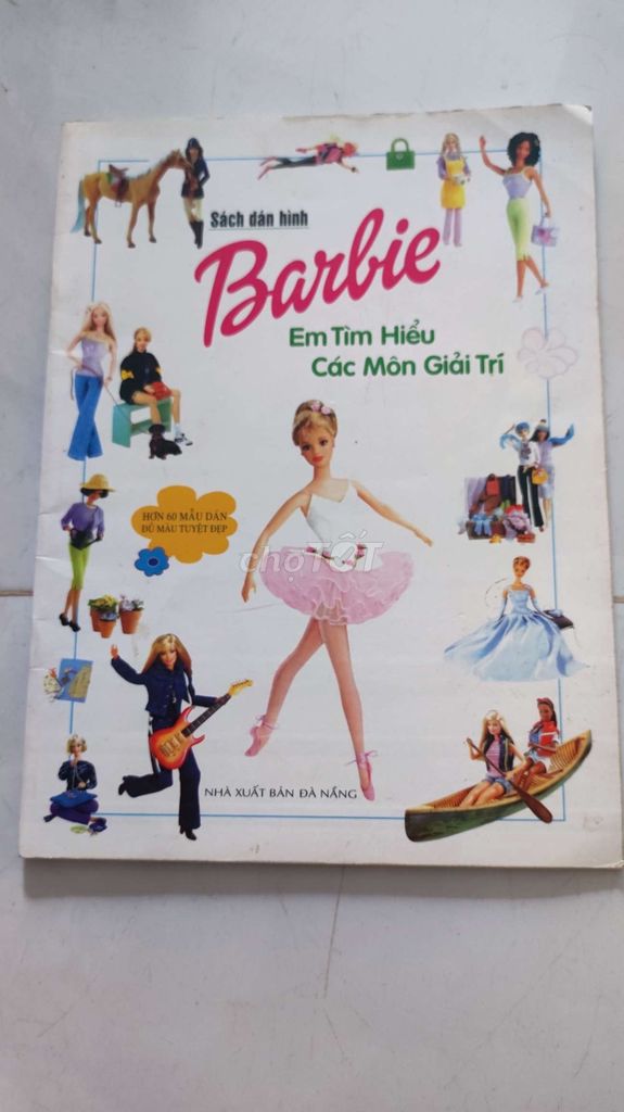 Sách dán hình barbie