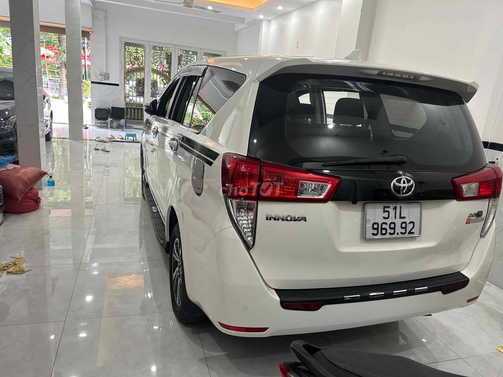 Toyota Innova E 2022 Белый 7 мест