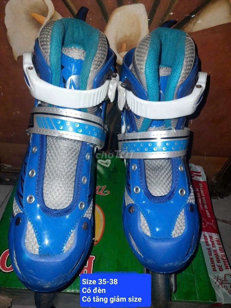 Giày patin màu xanh size 35-38. Có đèn và tăng đơ