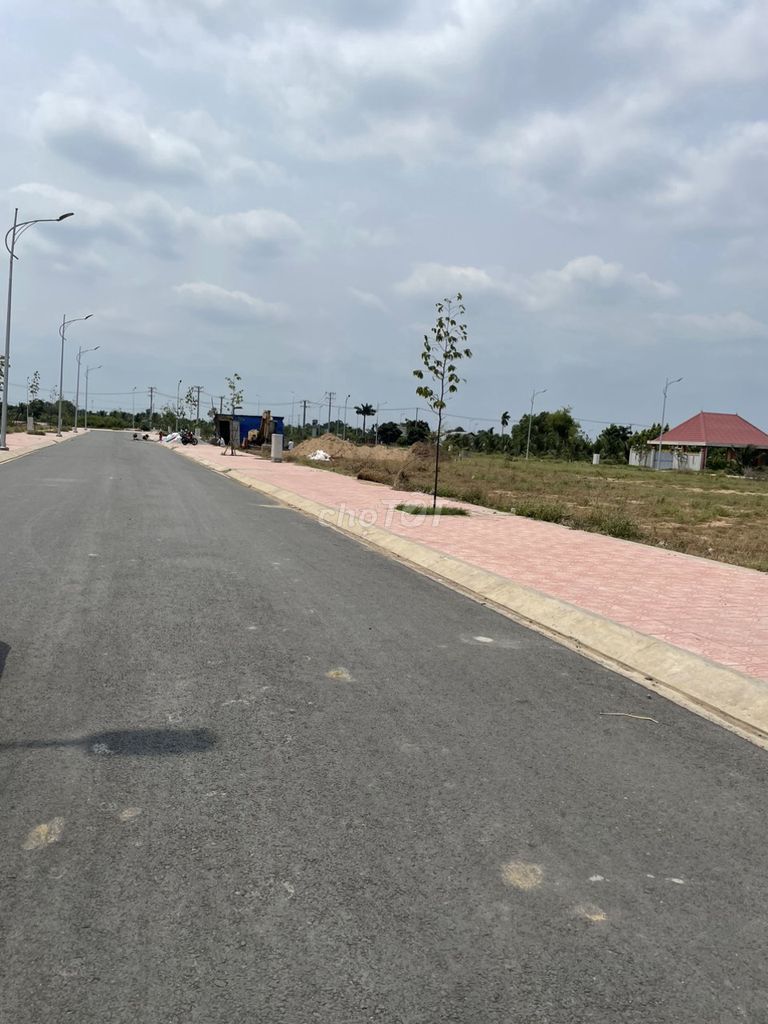 Bán lô đất 2 mặt tiền đường Trần Văn Ngà 9 mét, đường nội bộ 7 mét.