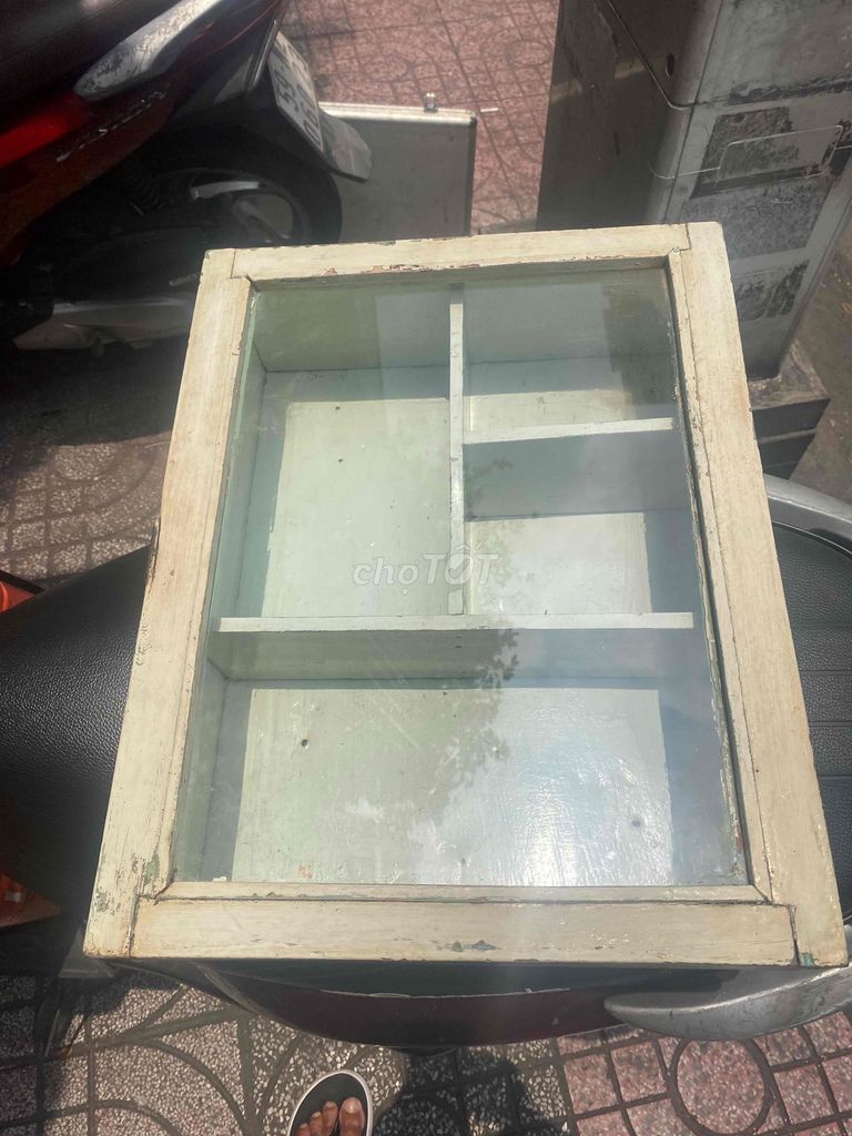 Tủ thuốc gỗ cổ điển màu trắng ngà. Mua bán Tủ, kệ gia đình tại Quận Tân Phú Tp Hồ Chí Minh được đăng bởi Nguyễn thanh tấn hình 1