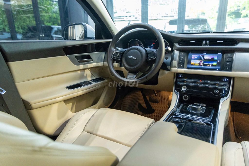 Jaguar XF Pure 2.0 AT 2017 - 1 Chủ Từ Đầu. Mua bán Ô tô tại Quận Tân Bình Tp Hồ Chí Minh được đăng bởi FatCar Auto hình 7