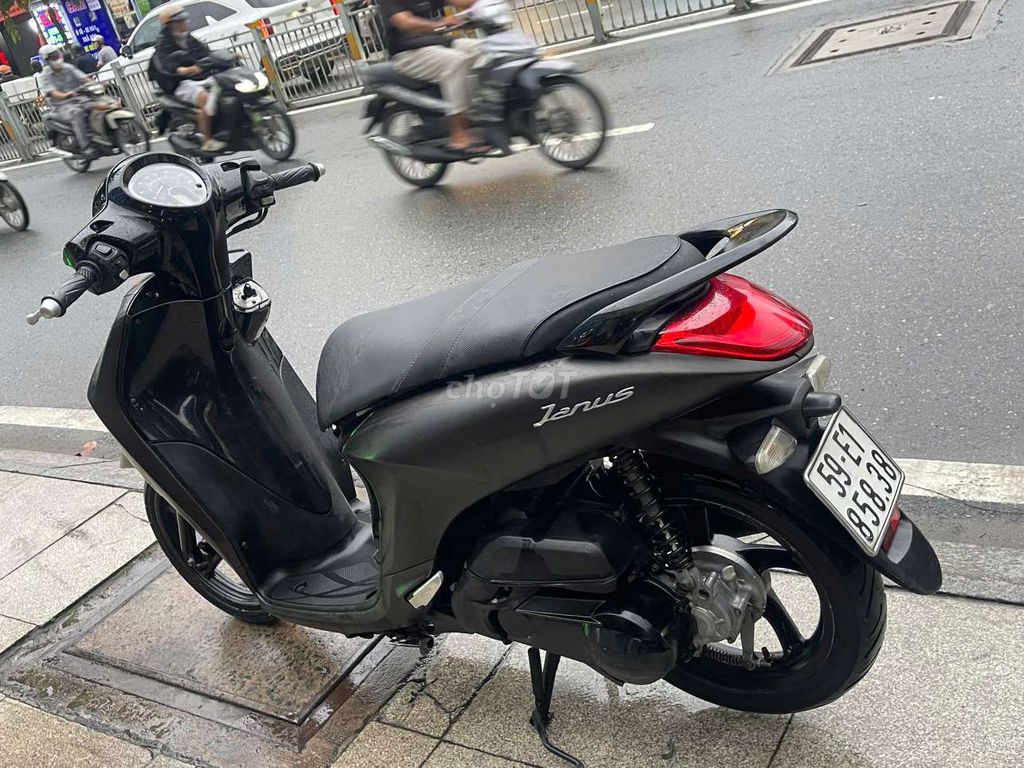 Janus khóa smartkey 2018 mới 90% Bstp chính chủ. Mua bán Xe máy tại Quận Tân Phú Tp Hồ Chí Minh được đăng bởi Tuanduy hình 4