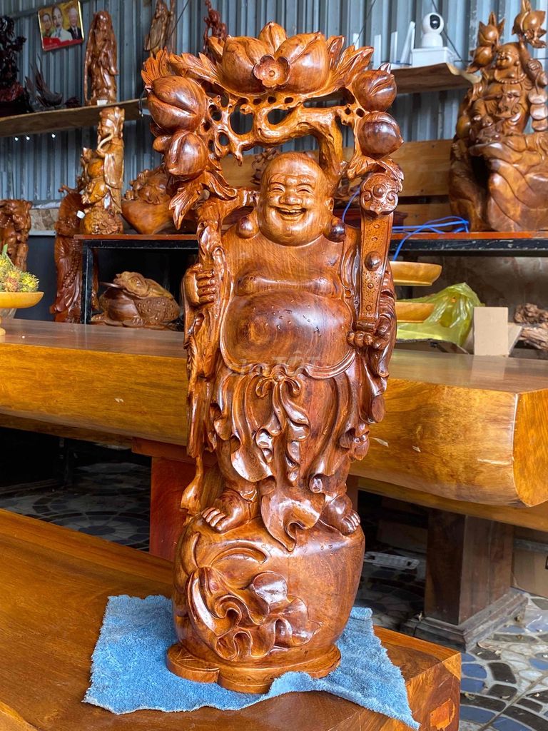 Tượng Phật Di Lặc Gỗ Nâu Đỏ Phong Thủy. Mua bán Đồ sưu tầm, đồ cổ tại Thành phố Buôn Ma Thuột Đắk Lắk được đăng bởi Xuân nghệ hình 1