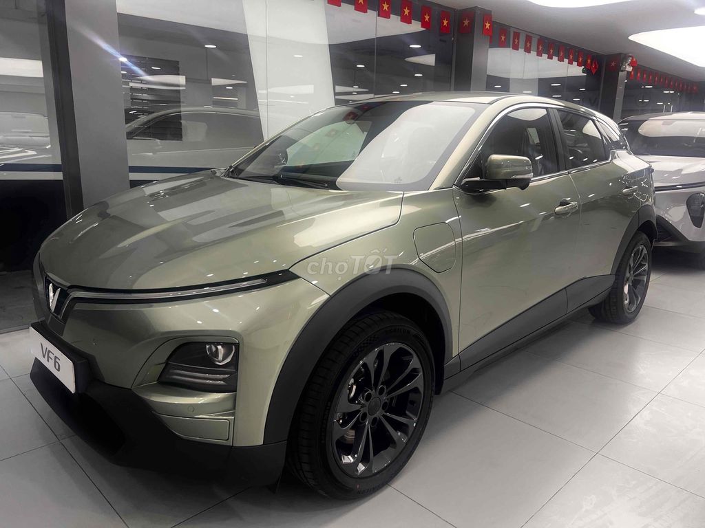 Серый электромобиль Vinfast VF6 Plus
