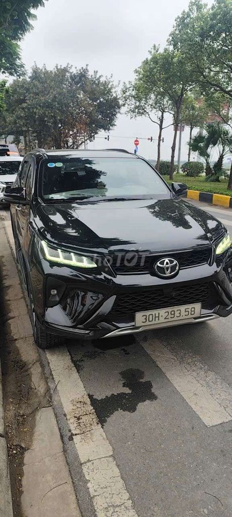 Toyota Fortuner Legender черный