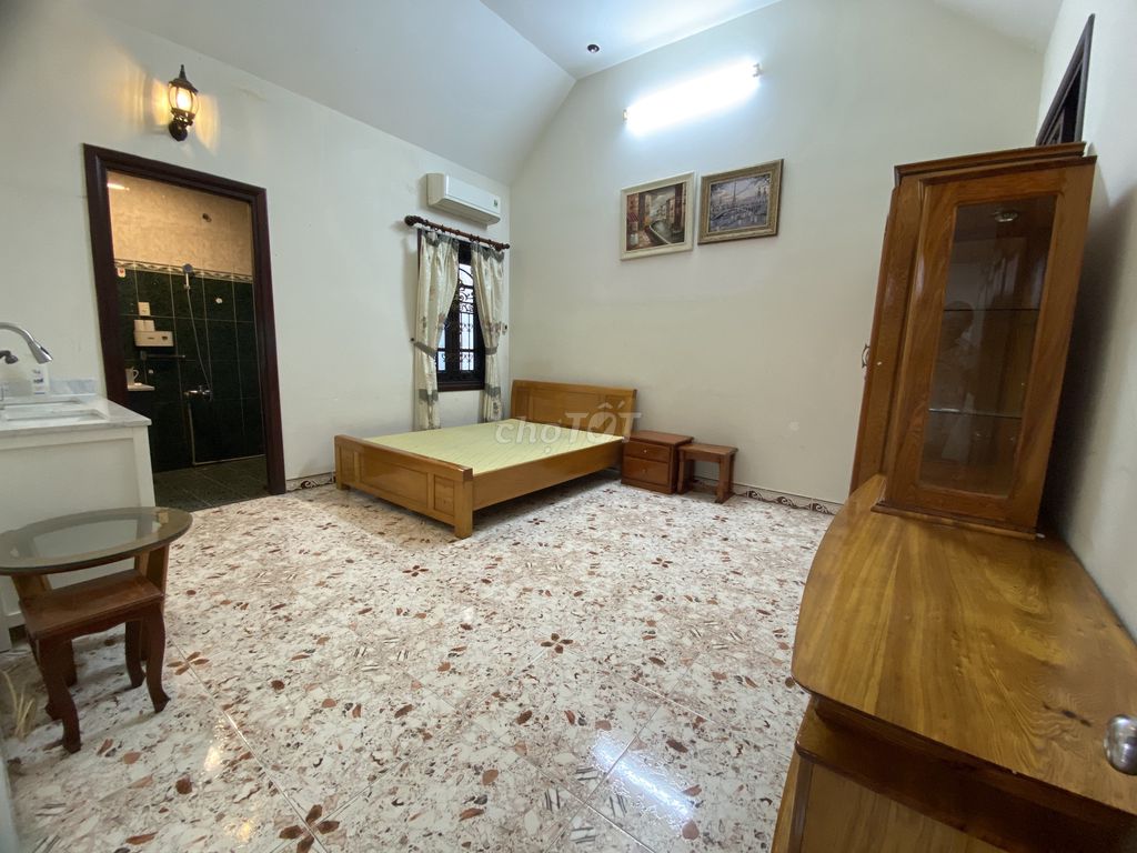 РАЙОН 1 — КОМНАТА 40 м² — БАЗОВАЯ МЕБЕЛЬ — СВОБОДНОЕ ВРЕМЯ