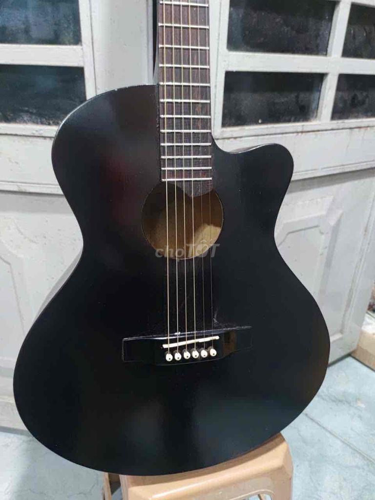 thanh lý guitar tập chơi