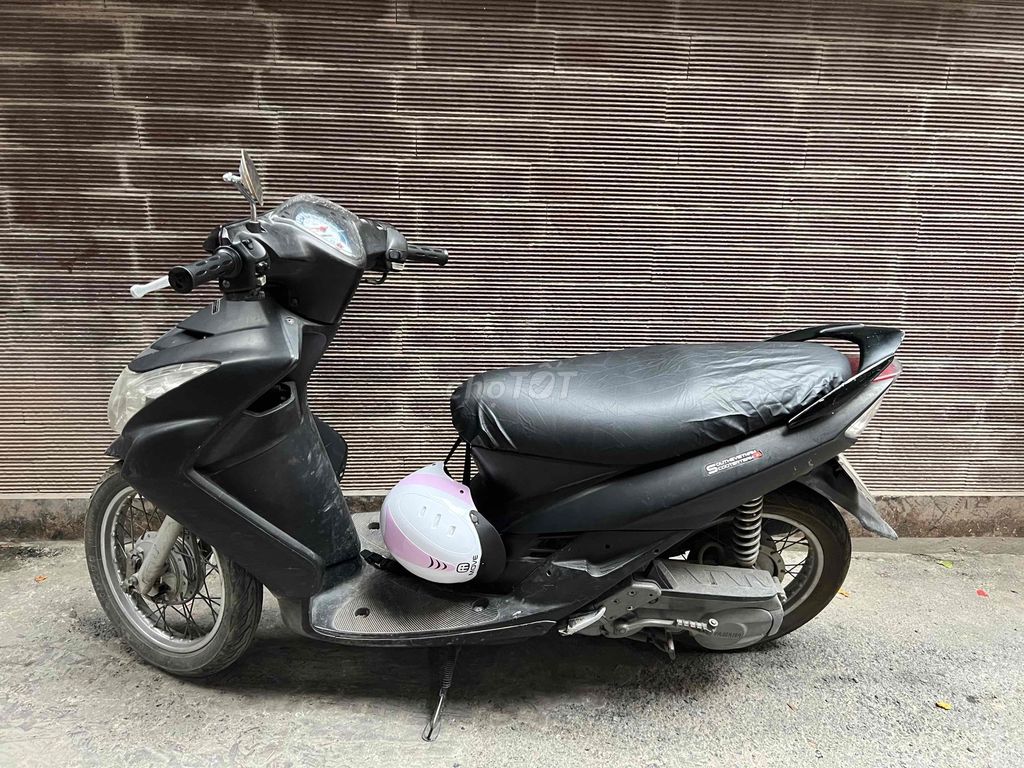Черный скутер Yamaha
