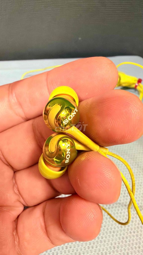 Tai nghe Sony chống rối màu Vàng. Mua bán Tivi, Âm thanh tại Thành phố Phú Quốc Kiên Giang được đăng bởi trần hổ sơn  hình 1