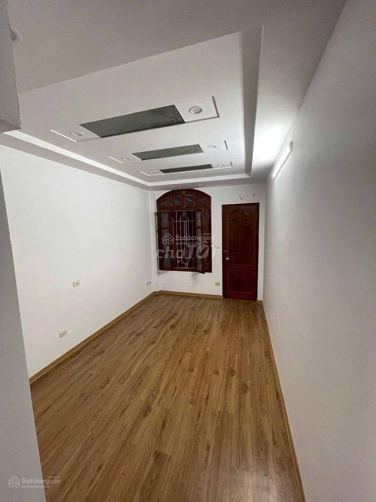 5-этажный дом в аренду в переулке 127 Ван Цао, Ба Динь
