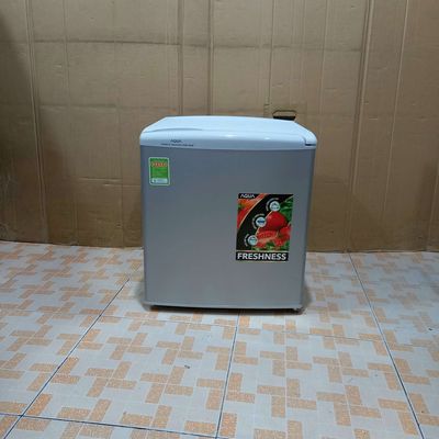 Tủ lạnh Aqua S59B2R đời mới nhỏ gọn, nhẹ điện.