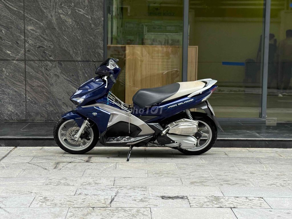 Honda Air blade 125 2017 đèn led 29B1-650.50. Mua bán Xe máy tại Quận Ba Đình Hà Nội được đăng bởi Xe Máy Nam Thi hình 4