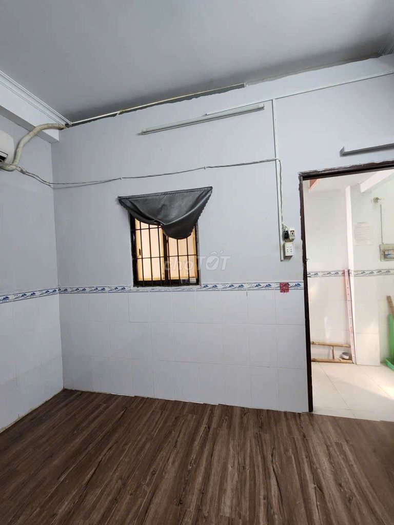 Phòng Lầu 3- 18m2- MT Âu Dương Lân P3, Q8- Ngay cầu Chữ Y.