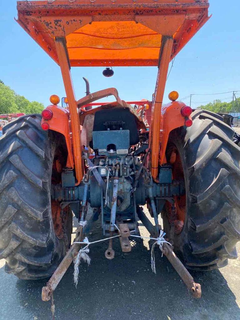 Máy kéo Kubota M8030 màu cam