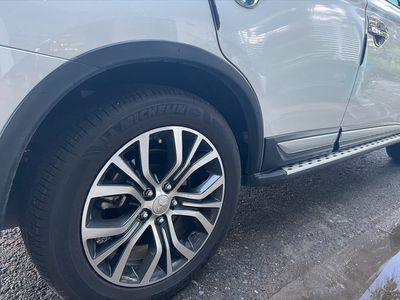 Mitsubishi Outlander 2.0 CVT 2019 màu trắng