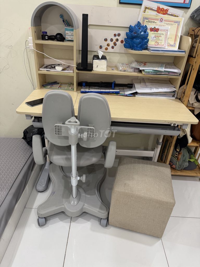 Bàn học gỗ vàng nhạt 90%. Mua bán Bàn ghế tại Quận Ngô Quyền Hải Phòng được đăng bởi Hoàng Thu Thảo hình 1
