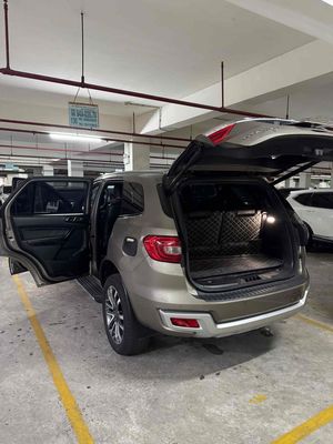 Ford Everest Vàng cát 7 chỗ