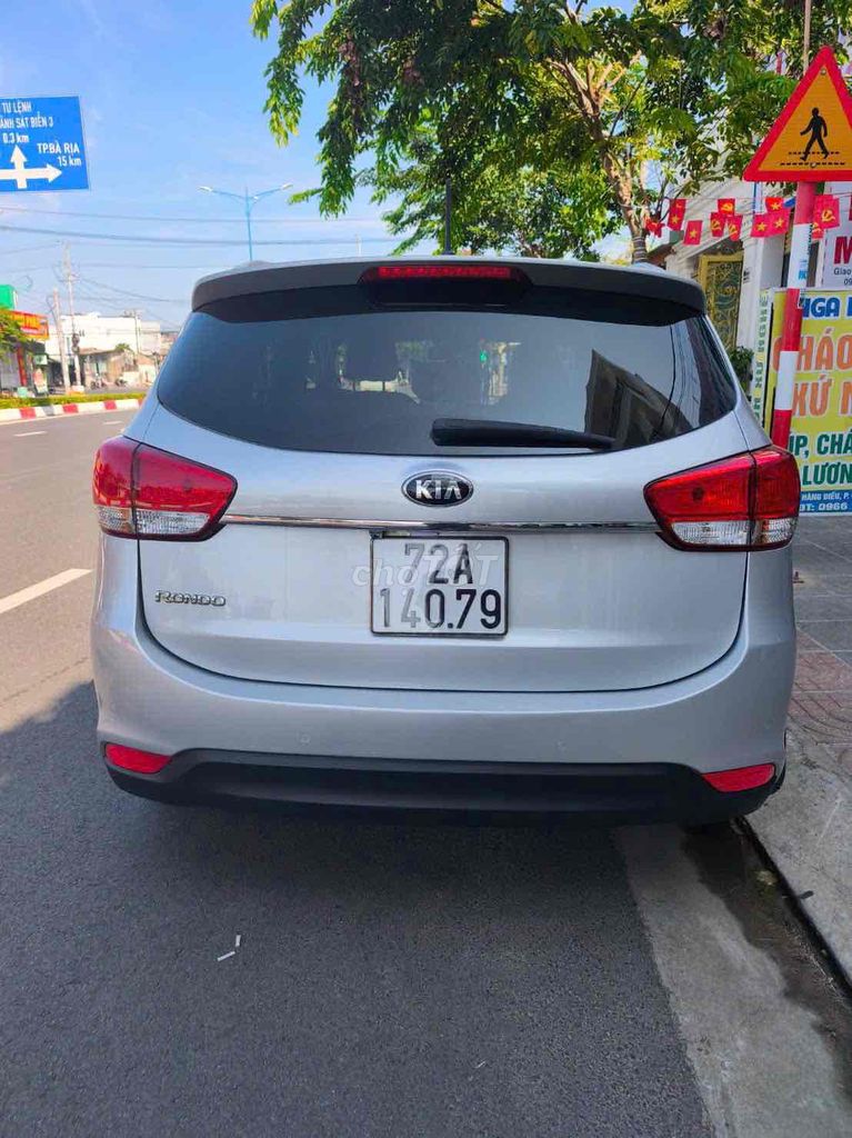Kia Rondo 2015 7-местный автомат серебристый