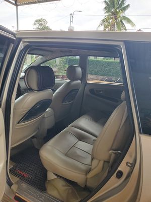 Toyota Innova 7 chỗ màu Vàng cát