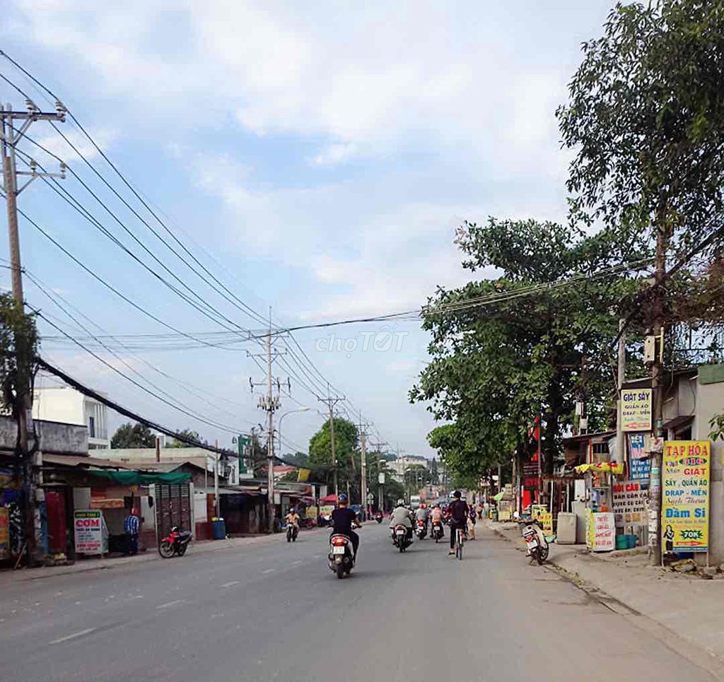 Mặt tiền đường Hoàng Hữu Nam, P. Tân Phú: 6x38m.
