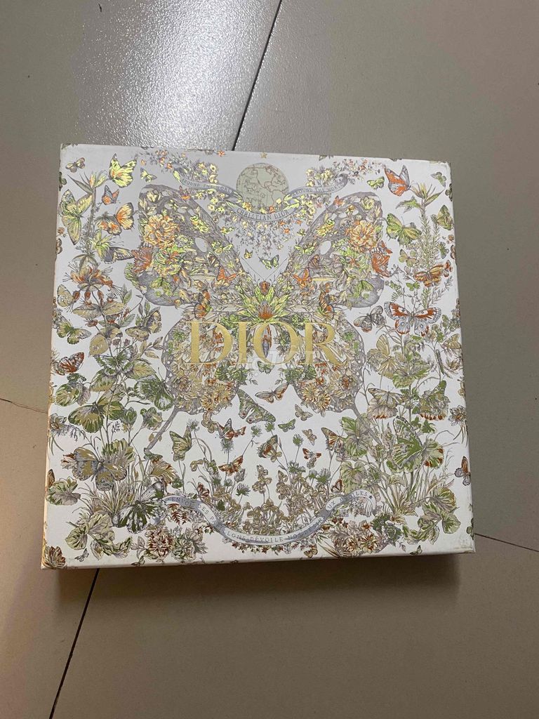 Vỏ hộp Louis Vuitton Giấy Nhiều màu. Mua bán Phụ kiện thời trang khác tại Quận Tây Hồ Hà Nội được đăng bởi Linh JunKim hình 1