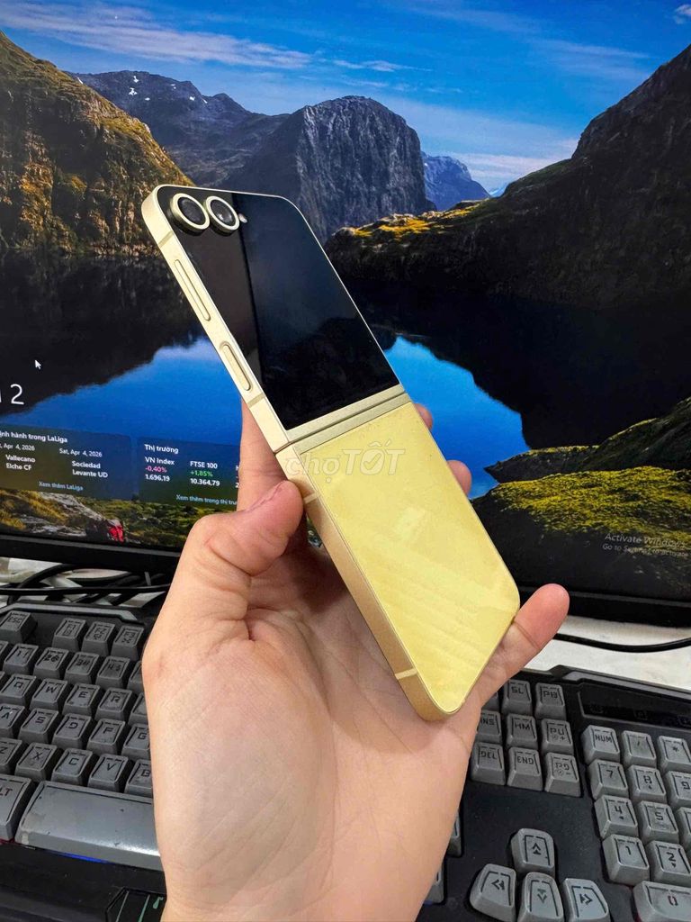 Samsung Z Flip 6 512GB Vàng. Mua bán Điện thoại tại Quận Liên Chiểu Đà Nẵng được đăng bởi Meo Meo hình 1
