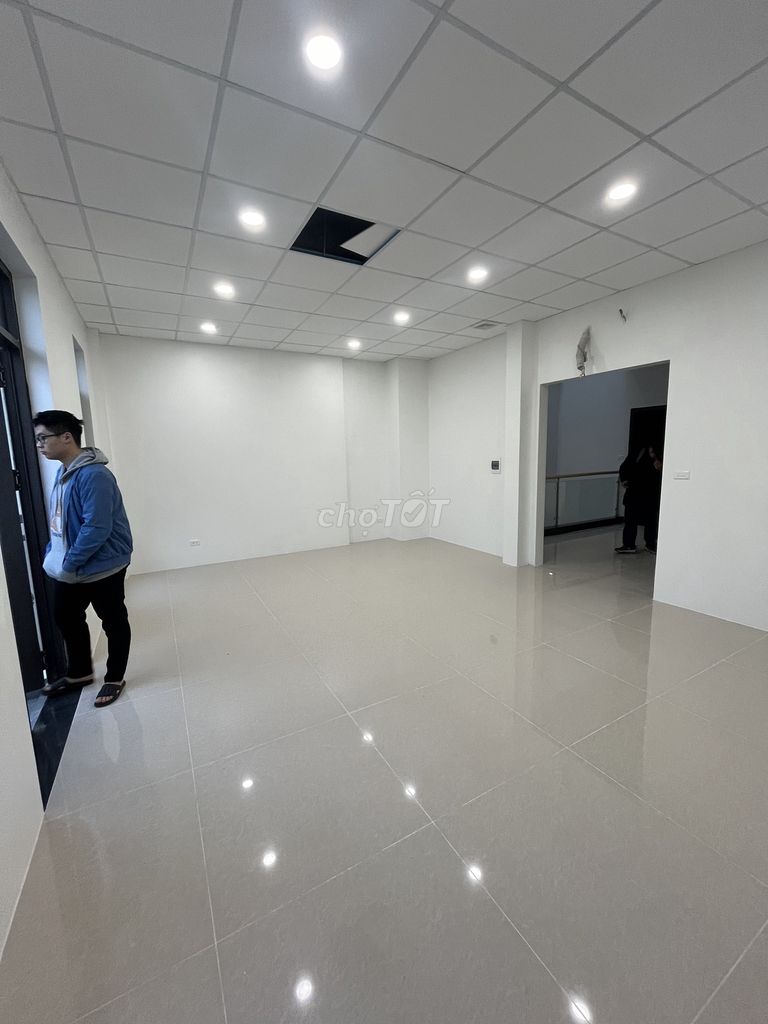 Cho thuê văn phòng HimLam Vạn Phúc, 90m2/tầng 2 phòng làm việc