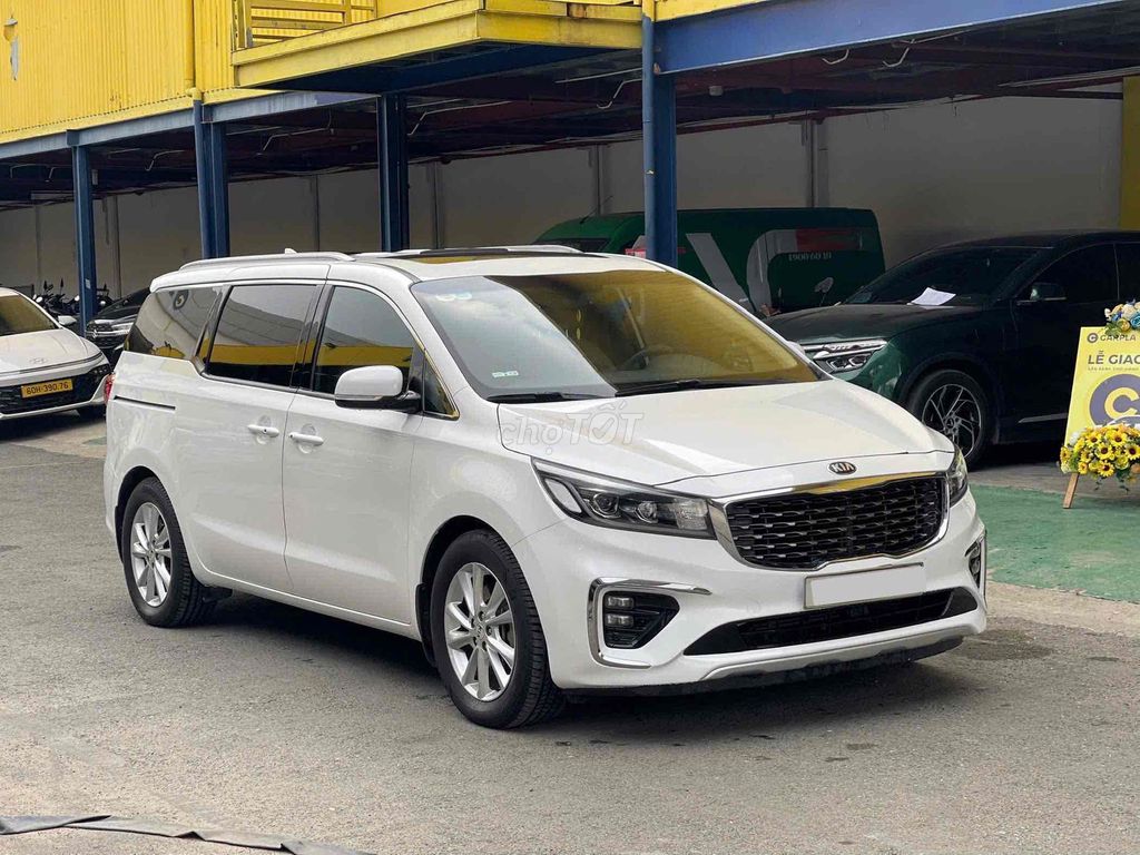 Kia Sedona белая 7 мест