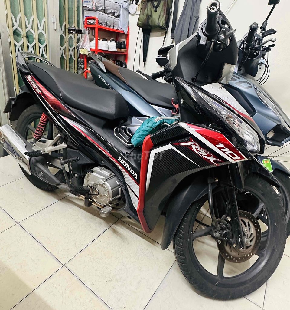 Honda Wave tay ga, màu đen đỏ