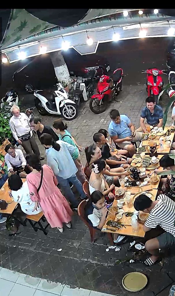 Tuyền nhân viên phục vụ quán ăn (16h - 20h). Việc làm Nhân viên phục vụ tại Quận Sơn Trà Đà Nẵng được đăng bởi Mr Dũng hình 1