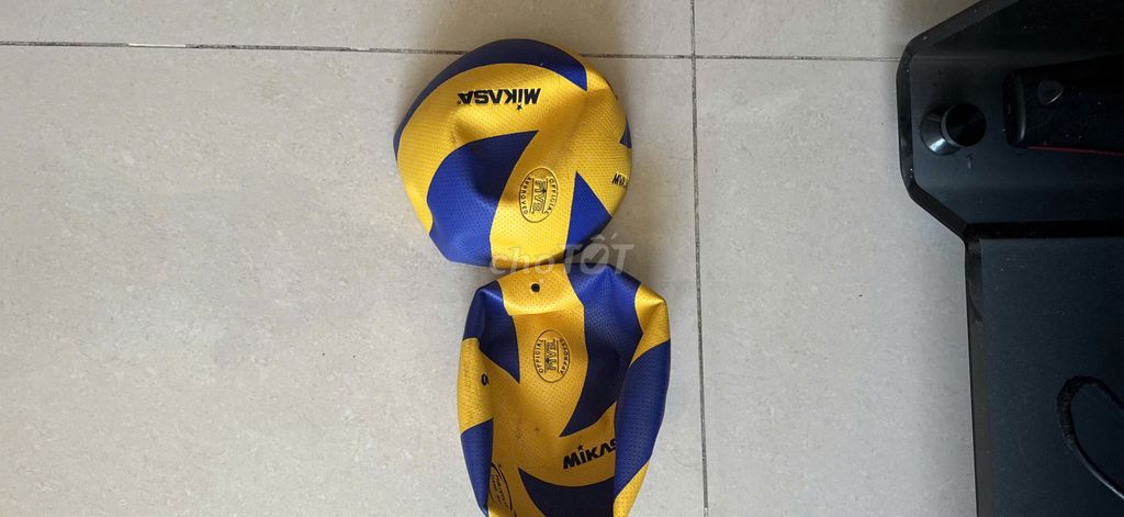 Bóng chuyền Mikasa Vàng, Xanh dương. Mua bán Đồ thể thao, Dã ngoại tại Quận 8 Tp Hồ Chí Minh được đăng bởi Mai Anh Le hình 1