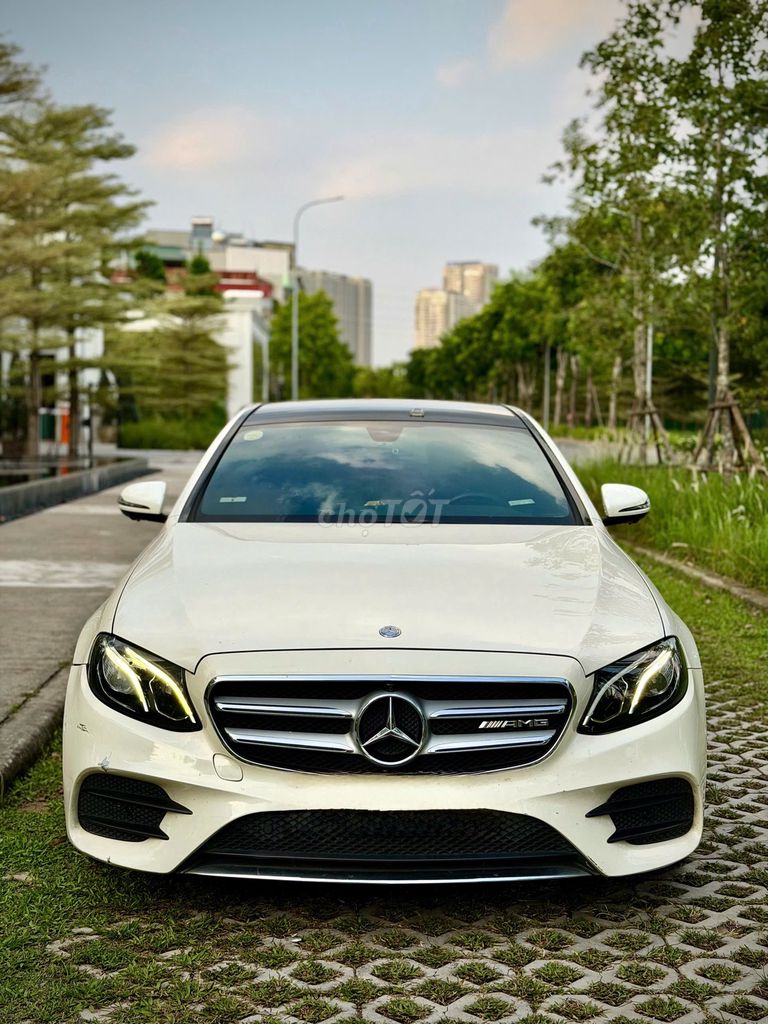 Мерседес E300 AMG 2017 белый 98000 км