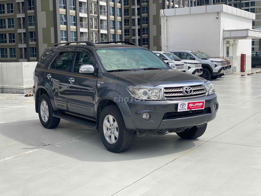 Toyota Fortuner 2011 2.7V 4x4 AT Xám