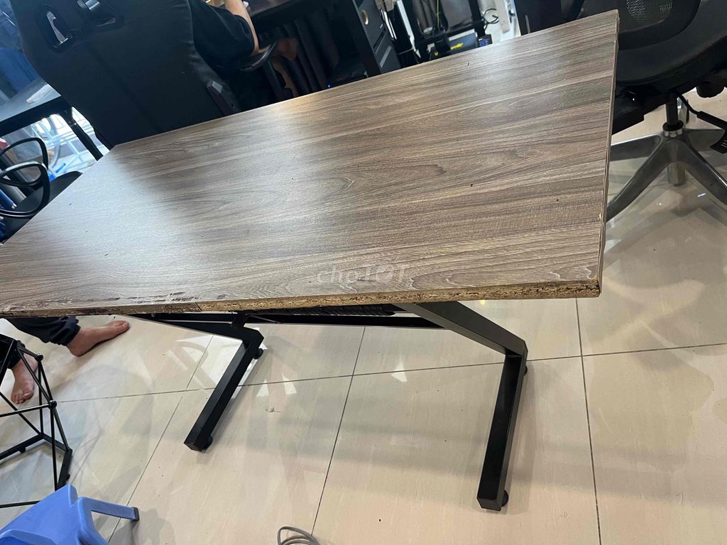 Bàn làm việc Sắt gỗ Vân gỗ. Mua bán Đồ dùng văn phòng tại Huyện Gia Lâm Hà Nội được đăng bởi Mai Hương hình 1