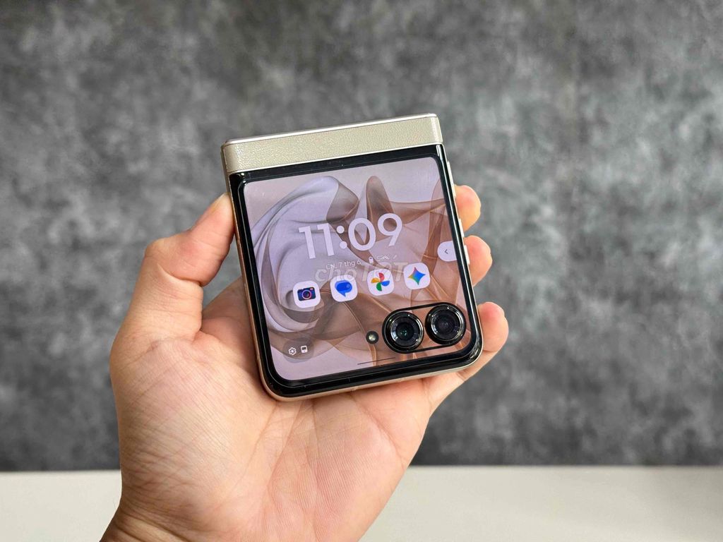 Motorola Razr 50 256GB. Mua bán Điện thoại tại Quận Ninh Kiều Cần Thơ được đăng bởi Tiến  hình 1