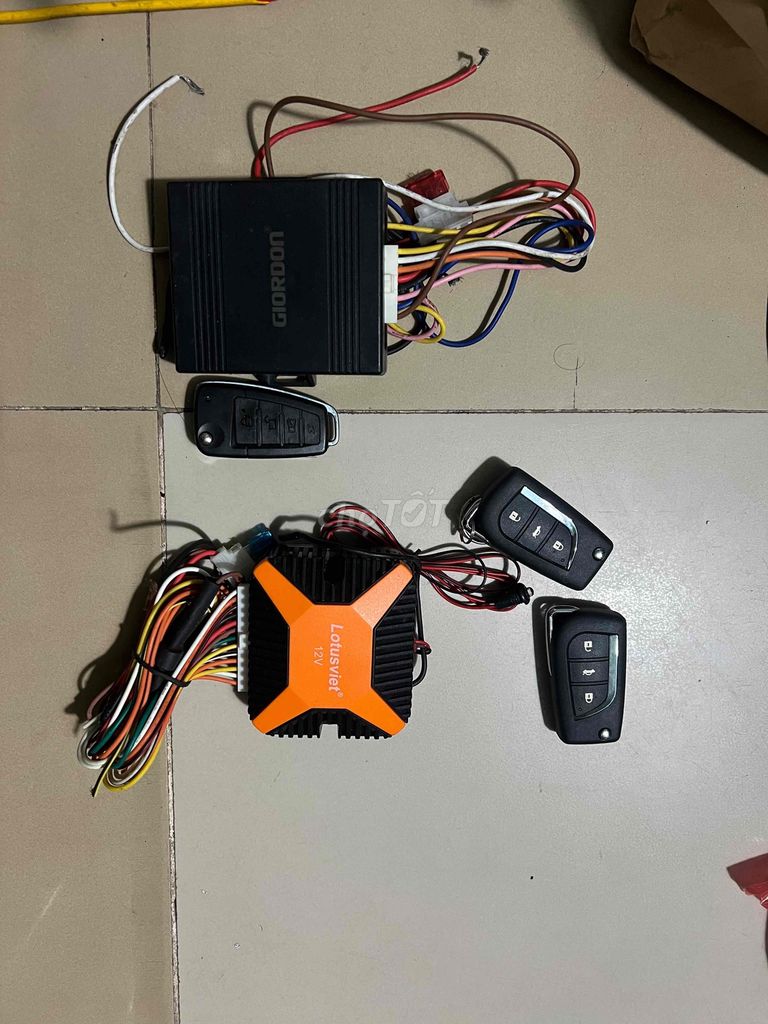 2 bộ remote điểu khiển ô tô. Mua bán Phụ tùng xe tại Thành phố Huế Thừa Thiên Huế được đăng bởi Nguyễn hình 1