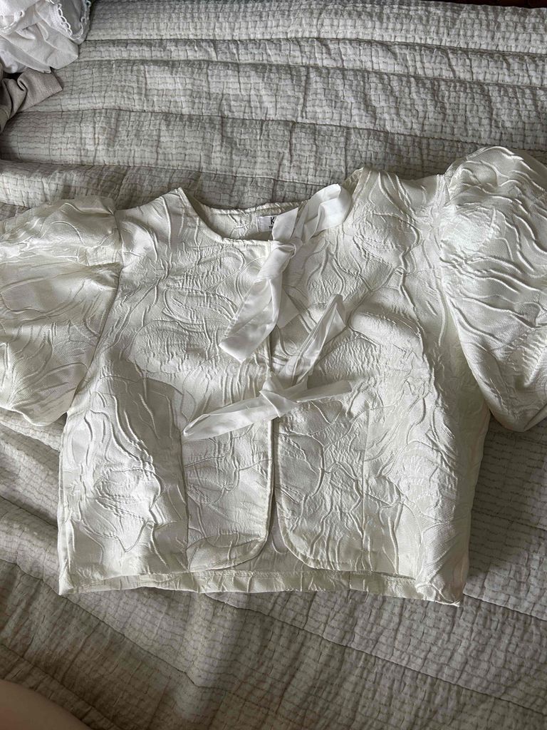 Set đồ Gấm Nữ Trắng Size M Đi tiệc. Mua bán Quần áo tại Thành phố Mỹ Tho Tiền Giang được đăng bởi Xuan Vi hình 1