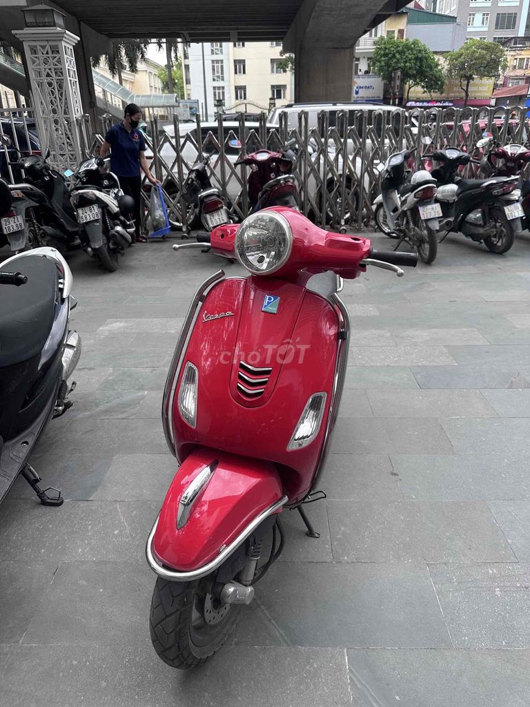 Красный женский скутер Piaggio Vespa LX, пробег 14769 км