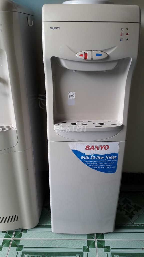 0908372557 - Bình nước uống nóng lạnh Sanyo có Tủ Lạnh mini