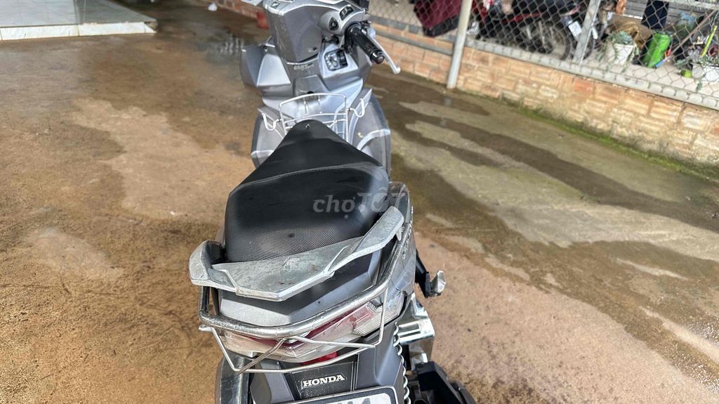 Honda Air Blade Bạc 70000 km. Mua bán Xe máy tại Huyện Bảo Lâm Lâm Đồng được đăng bởi THẾ DUY hình 3