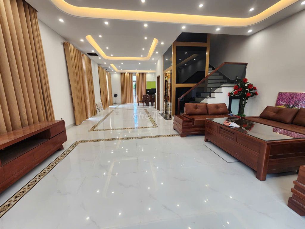 КОРОЛЕВСКАЯ ДВУХУРОВНЕВАЯ ВИЛЛА В АРЕНДУ VINHOMES ROYAL ISLAND