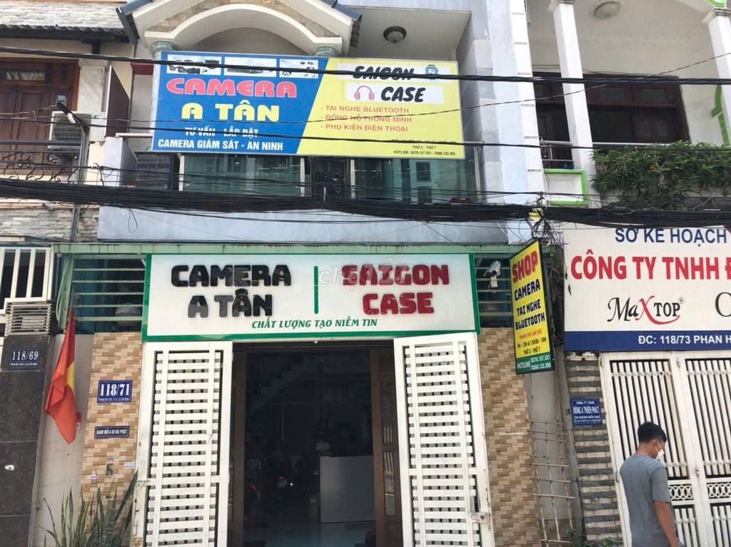 nhân viên hướng dẫn khách cài đặt camera yoosee