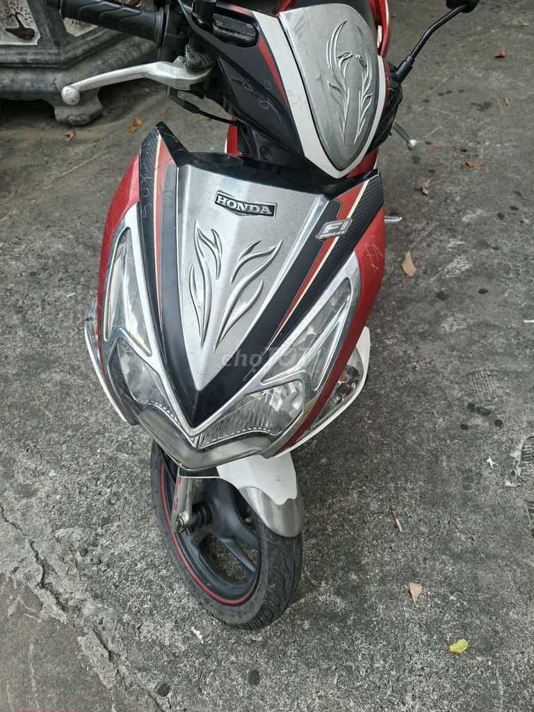 Honda Air Blade, бело-красный, Вьетнам