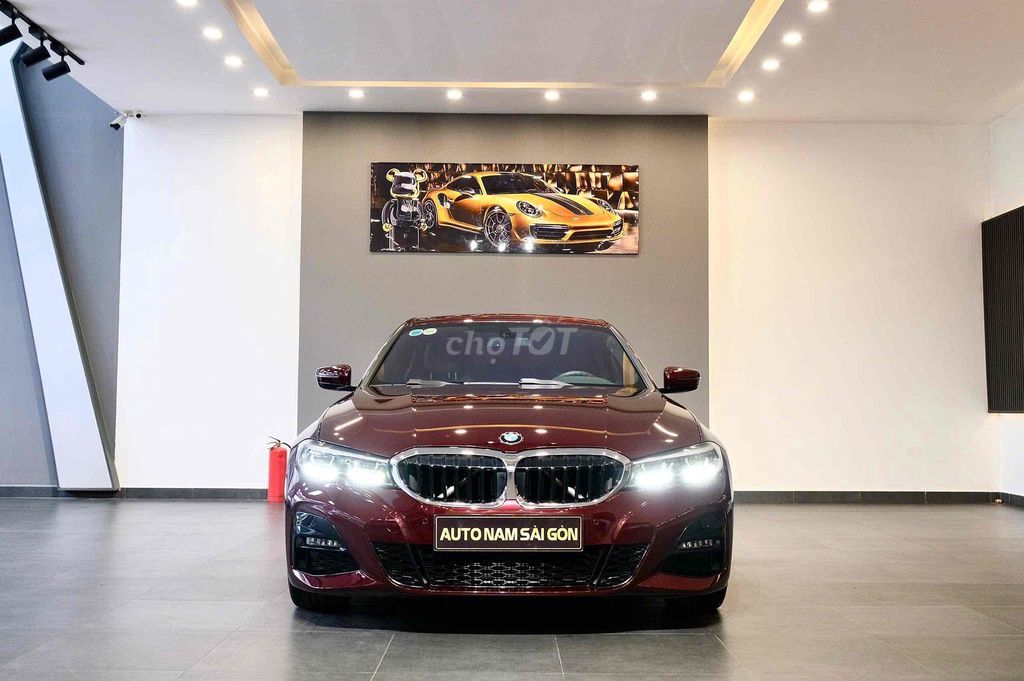 BMW 3 Series 2019 - 27000 km màu đỏ rượu vang hiêm