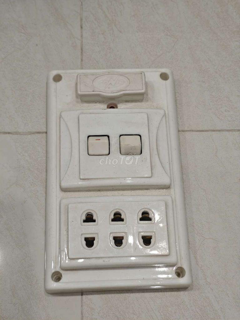 Ổ cắm điện Nhựa Trắng Chịu tải tốt. Mua bán Nội thất, đồ gia dụng khác tại Quận Hai Bà Trưng Hà Nội được đăng bởi Dọn nhà thanh lý đồ hình 1
