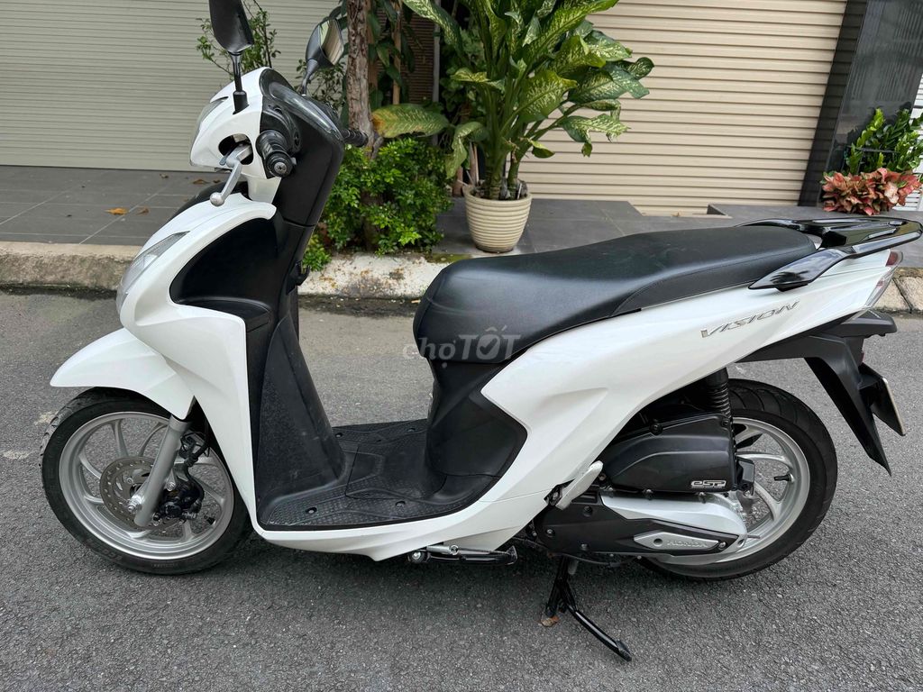 Honda Vision 2023 с городским номером