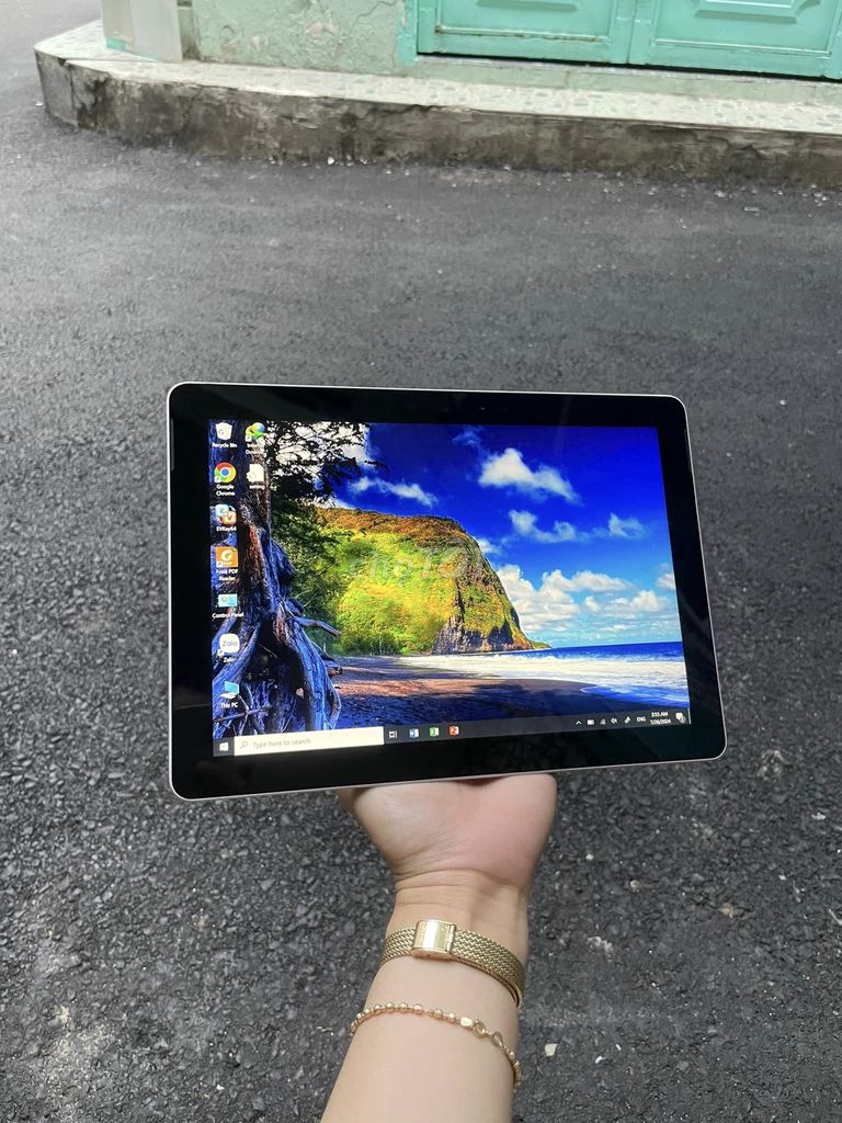 Surface GO zin mỏng đẹp nhẹ ram8GB/128G có ship. Mua bán Laptop tại Quận 10 Tp Hồ Chí Minh được đăng bởi Thảo Anh Apple Giá sỉ hình 1