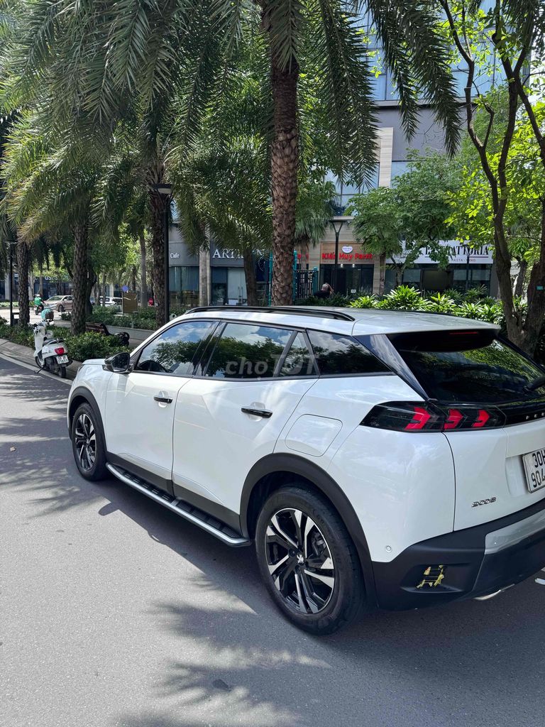 Импортный белый автомобиль Peugeot 2008 2022