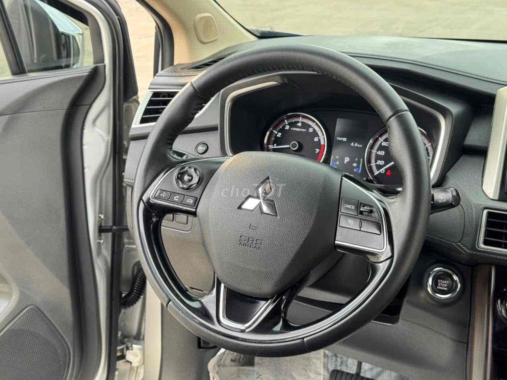 Mitsubishi Xpander Premium 2020 серебристый 70 тыс. км